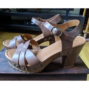 Brown Cross Toe Chunky Heels